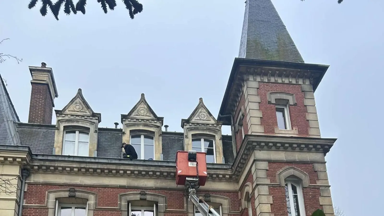 Couvreur d'Entreprise Betti sur une toiture à Versailles