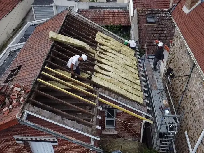 Rénovation complète : dépose, isolation et liteaunage avant pose des tuiles
